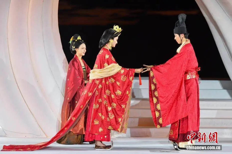 三亞天涯海角婚慶節上演中西婚俗秀