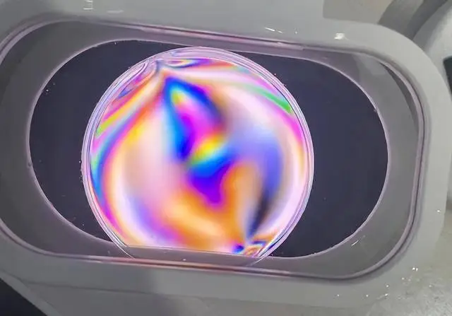 嚇人！眼鏡鏡片出現彩虹波紋，會傷眼？