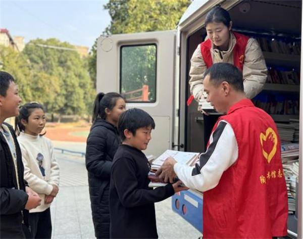 祁陽市浯溪街道椒山完小喜迎祁陽陶鑄圖書館愛心贈書