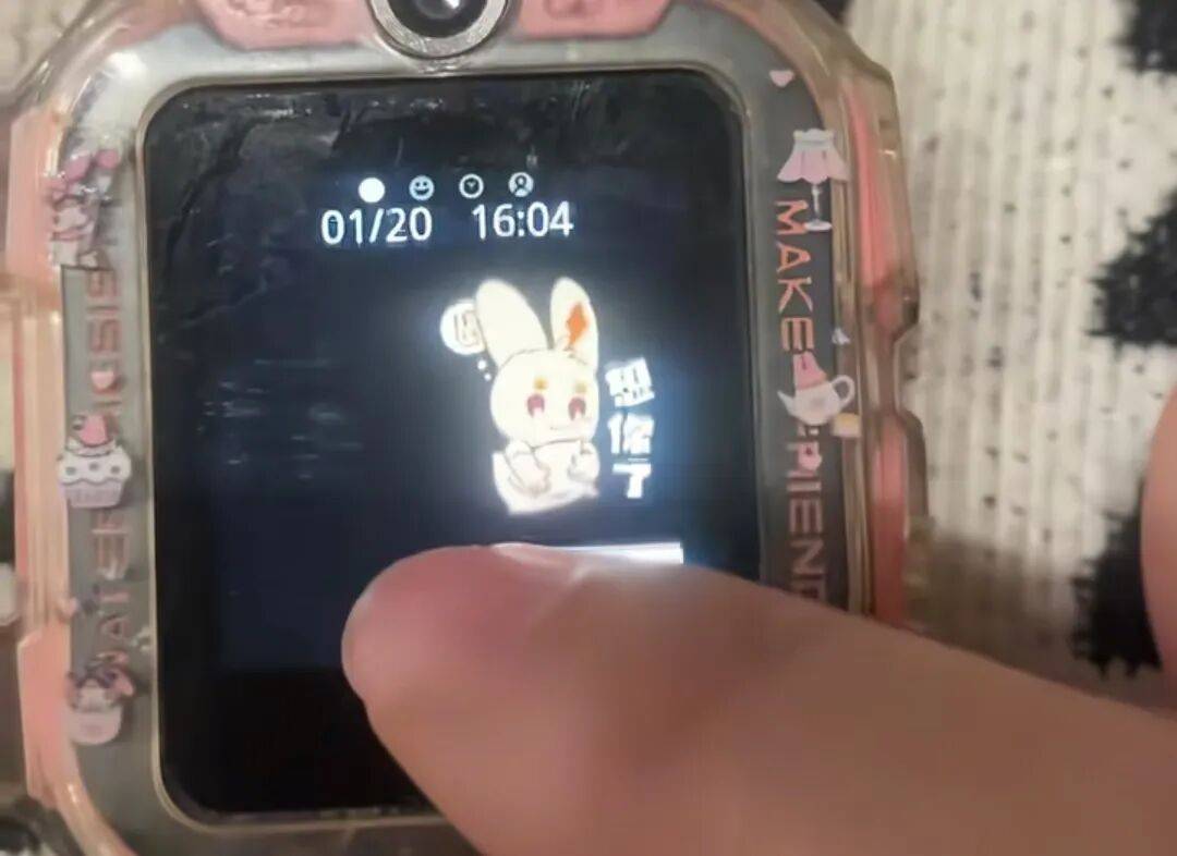 媽媽開啟女兒電話手錶，瞬間破防！給去世外公發兩年資訊，滿屏都是“想你了”