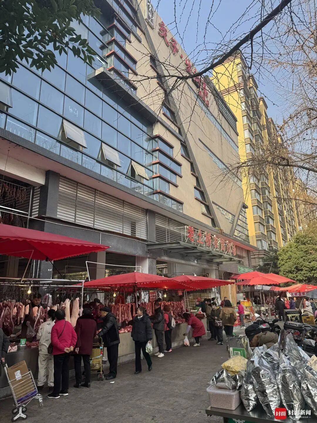 成都一街道攤販噴塗油漆“花式佔道”，官方回應