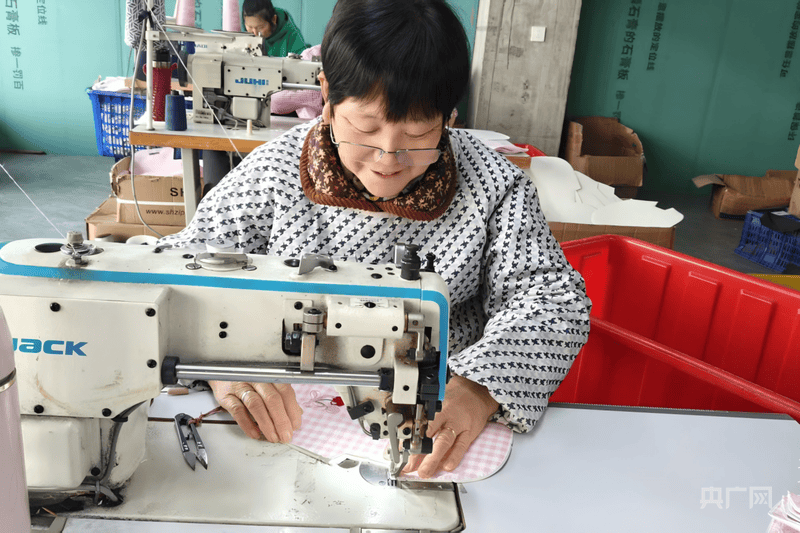 河南新縣：小箱包“織”出鄉村致富路