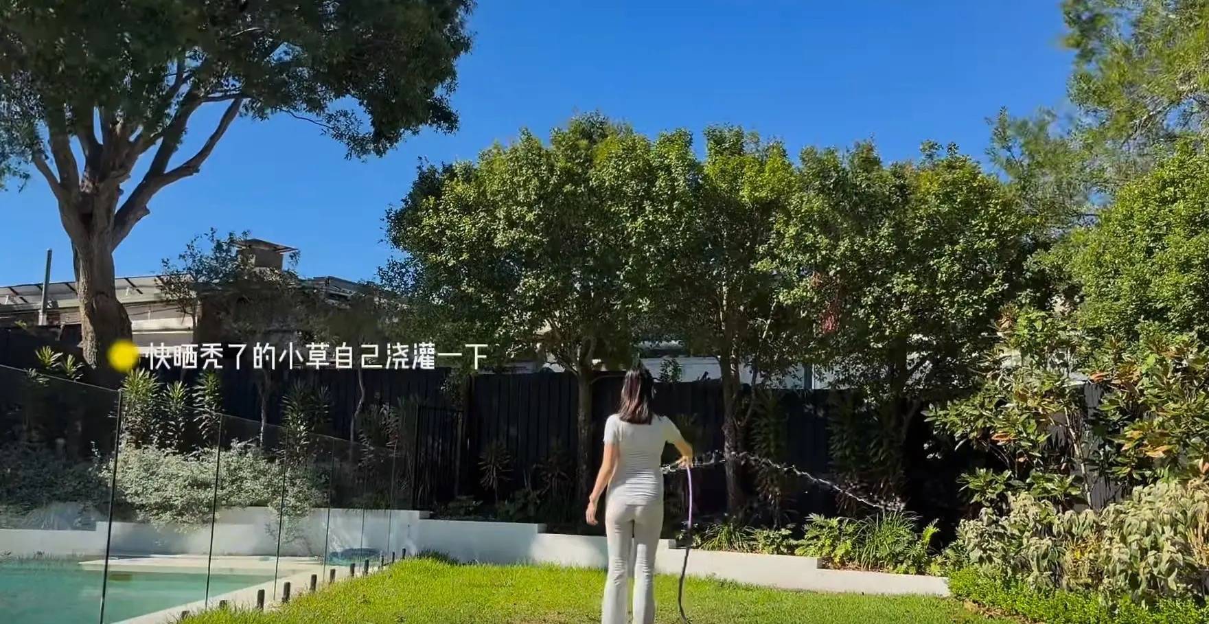 原創程曉玥澳洲過夏天，挺7個月孕肚跪地忙裝修，富豪老公高又壯很帥