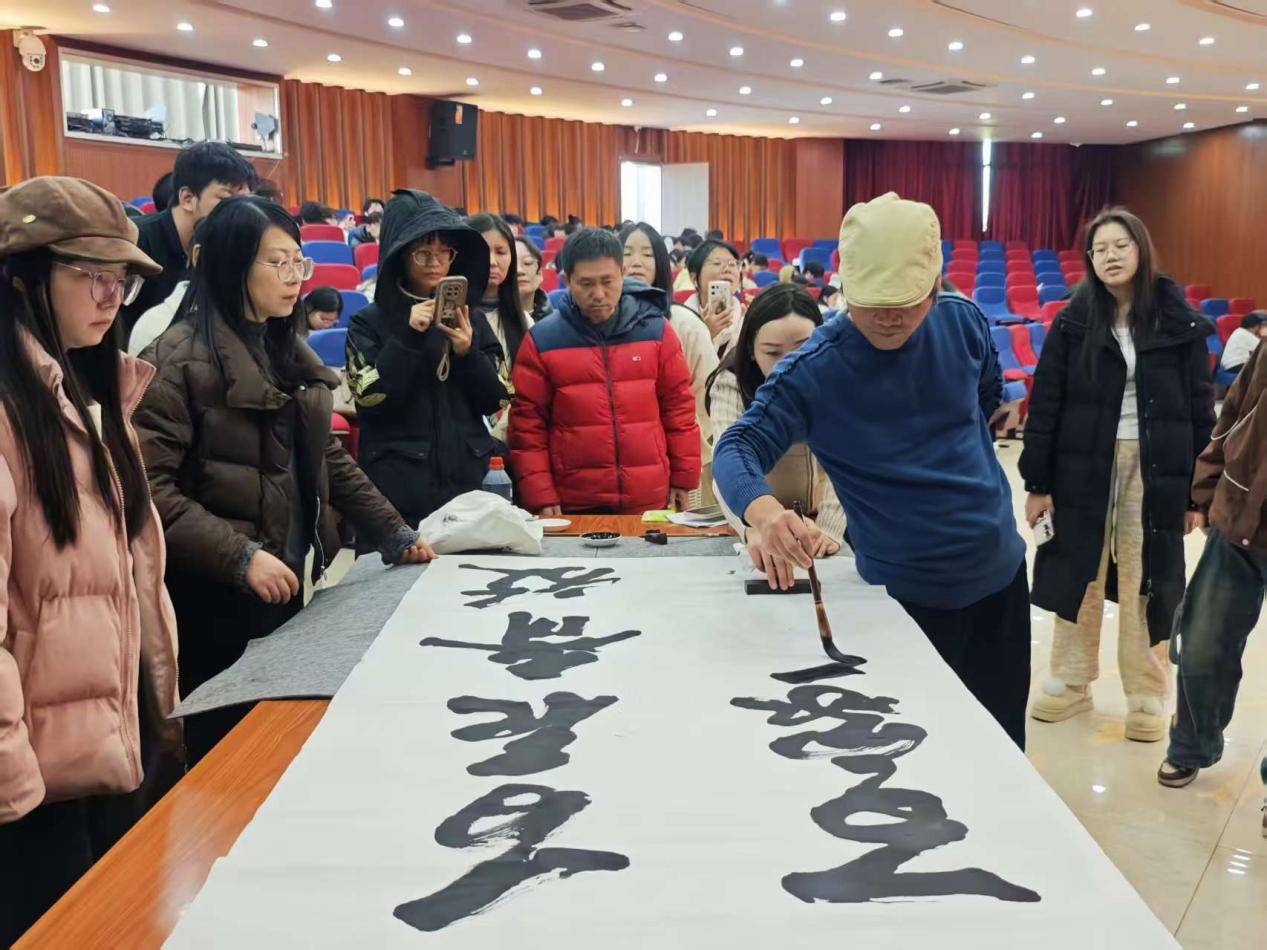 在傳承創新中彰顯時代氣象 著名書法家範武高博士在江西工程學院講授書法美學