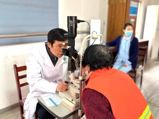 守護“城市美容師·光明計劃”為慈惠街環衛工點亮清晰視界