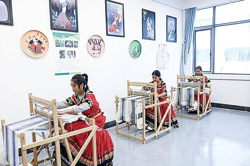 【中華民族一家親 邊屯永勝交融情】石榴花紅映校園——永勝縣民族中學的“共融”答卷