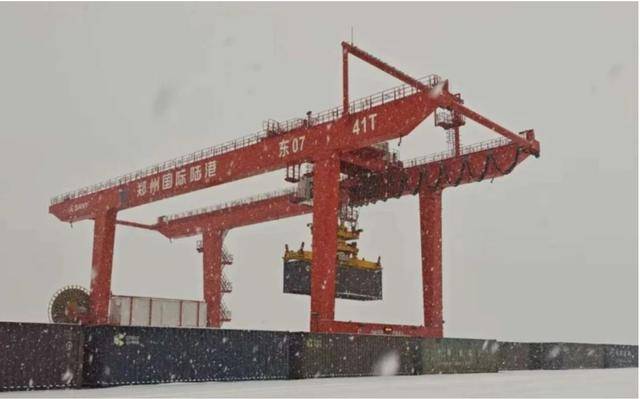 風雪映擔當！鄭州陸港頂風冒雪保國際物流通道暢通