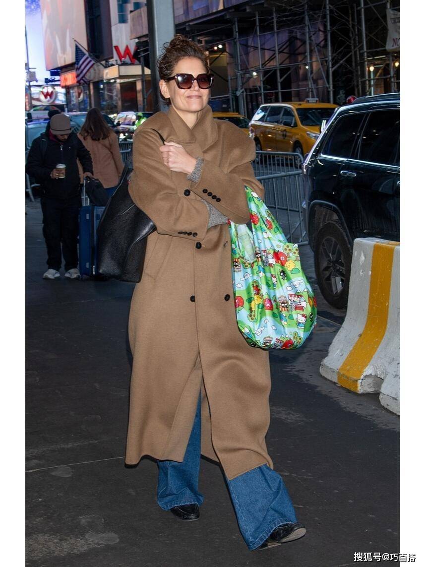 原創50+女性冬季穿搭別跟風！簡單基礎永遠是王道，穿得太花會變土