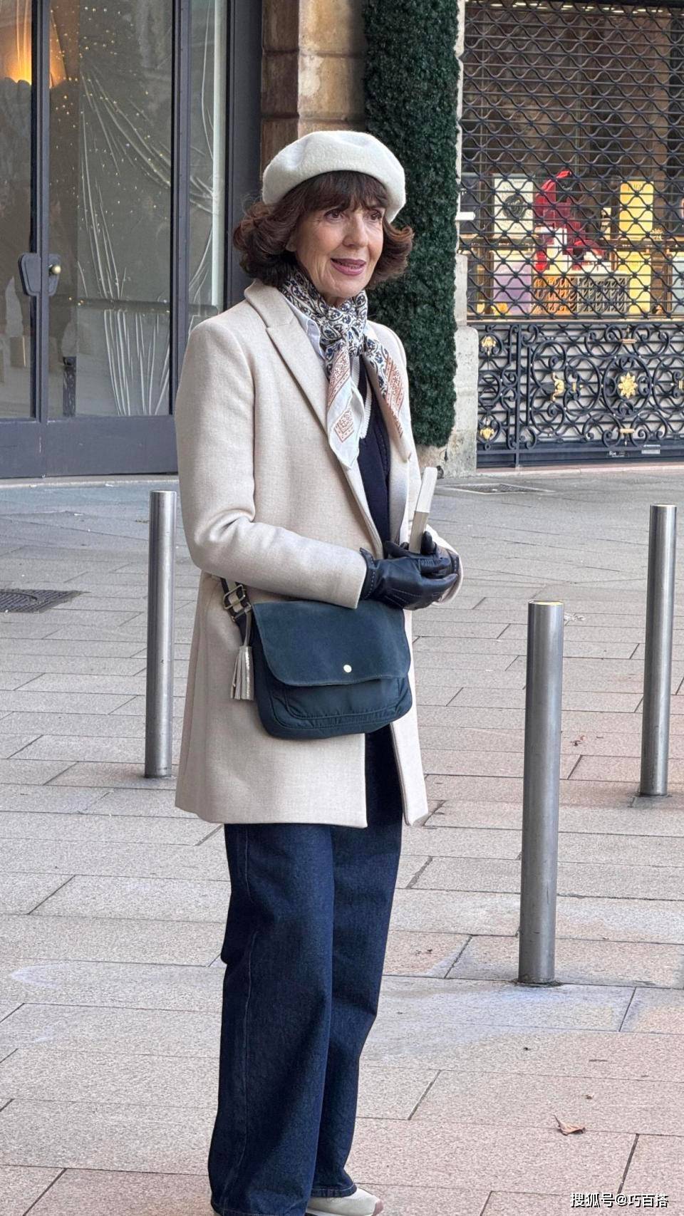 原創50+女性冬季穿搭別跟風！簡單基礎永遠是王道，穿得太花會變土