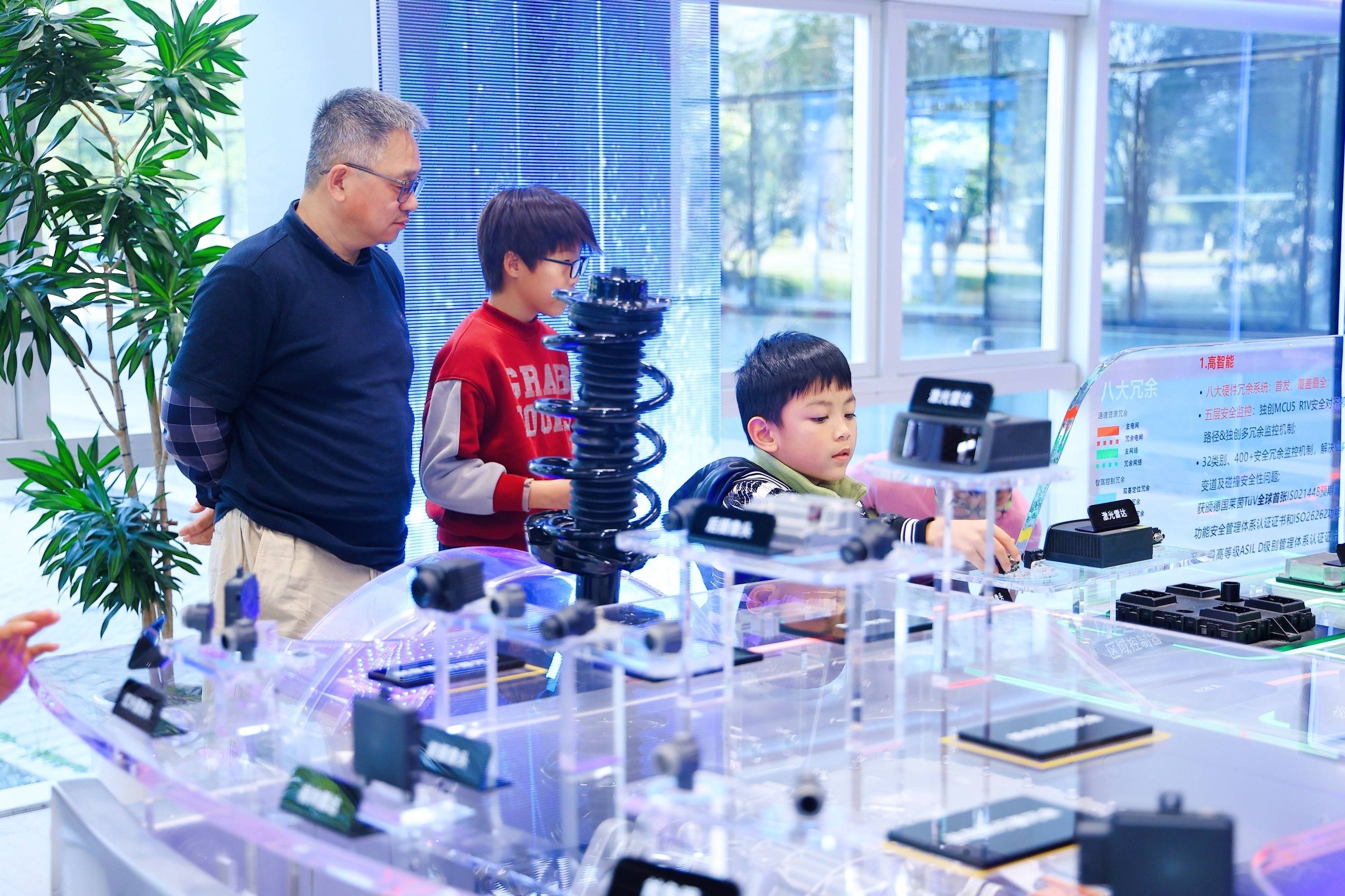 親子家庭走進智慧工廠解碼科技廣貨