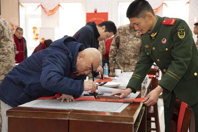 墨香潤軍營！武警官兵與書法家共寫新年