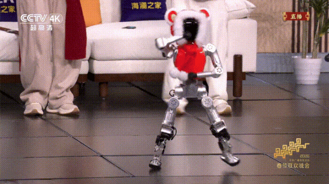 【春晚科技】春晚黑科技曝光！30天造出「奶奶」臉，萬元級人形機器人殺入客廳