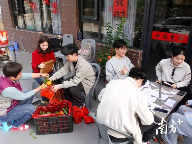 時代的年味｜“00後”大學生回鄉接棒辦“村晚”