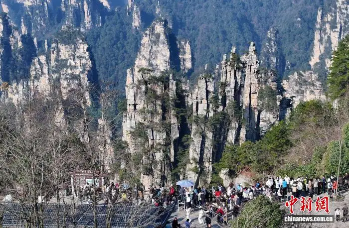 湖南張家界旅遊市場持續火熱 各景區遊人如織