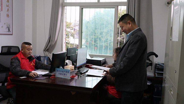 春節返鄉補辦房產證的多了 便民服務讓“紅本本”速達