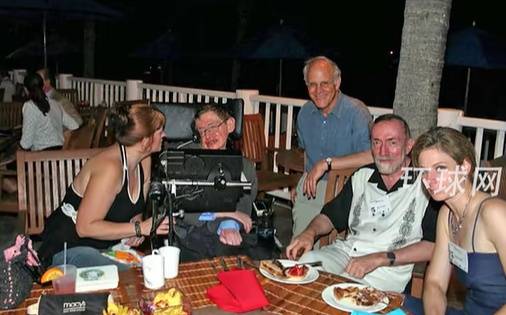 “霍金與比基尼女性同遊照”現愛潑斯坦檔案 ，曾被“闢謠”稱系偽造