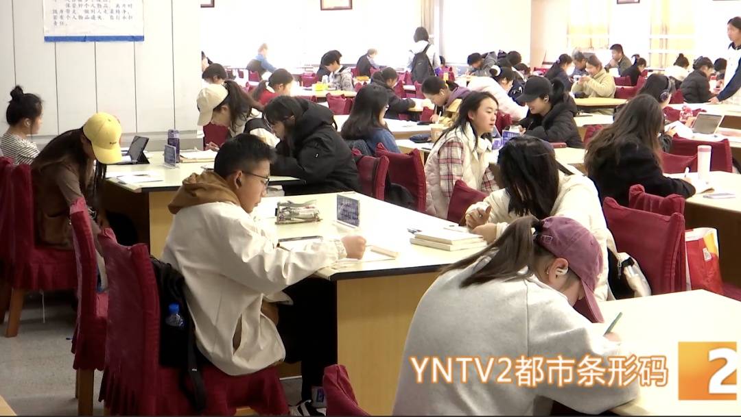 假期餘額告急！圖書館“狂飆”趕作業，網友：像極了當年的我