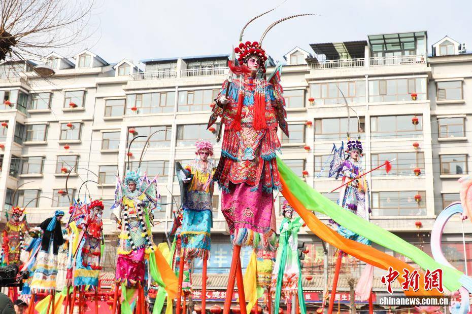 （新春走基層）青海湟中：“空中舞蹈”魯沙爾高蹺精彩上演