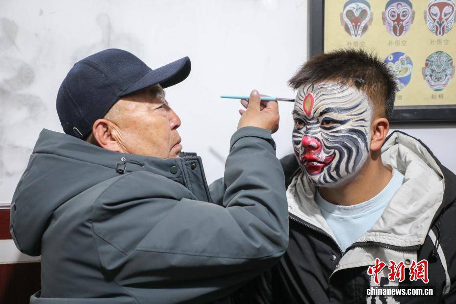 （新春走基層）青海湟中：“空中舞蹈”魯沙爾高蹺精彩上演