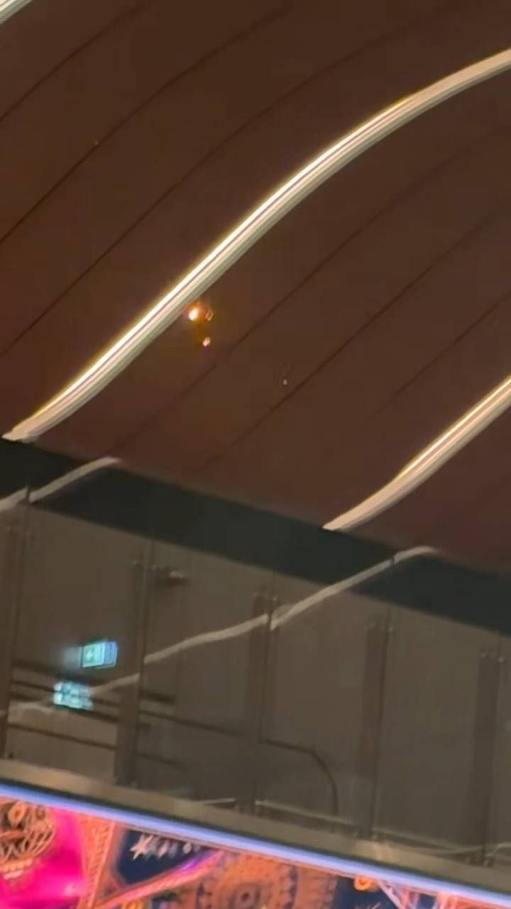 卡達首都多哈響起爆炸聲，滯留機場中國留學生目擊攔截導彈空中爆炸：機場鋼架都在振動，不時傳來哭聲，200多名同胞建群共享離境訊息